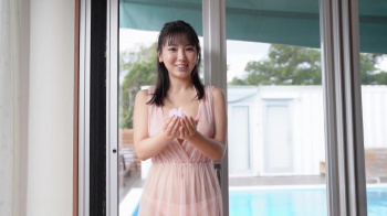 沢口愛華 セクシーな透けドレスと黒いバンドゥービキニの画像