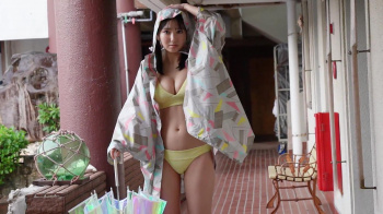 沢口愛華 レインコート姿に水着という組み合わせの画像
