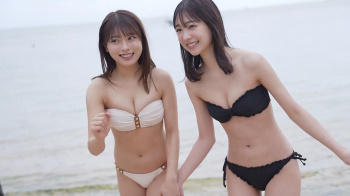 まるぴと今森茉耶がチューブトップ水着姿で登場。の画像