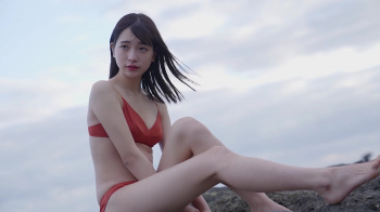 今森茉耶 赤いビキニ姿でスレンダーボディーで魅せる！の画像