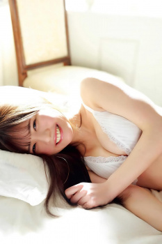 神崎ひな 水着画像「まねきケチャ」のセンターの画像