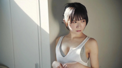 新居歩美 写真集『Flip』では 彼女の水着姿で繰り広げられる大喜利が注目の画像