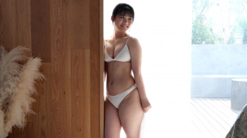 尾茂井奏良 白い水着でのグラビアが話題にの画像