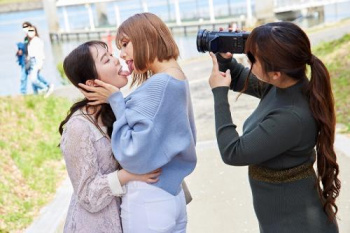 【浜崎真緒素人もの】素人女子大生の中でレズが流行！？ギャルJDと美乳娘が野外で交わすキス、下着姿から更に先まで♡の画像