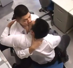 ゲイ動画　上司と部下が残業中にオフィスで全裸淫乱SEX　の画像