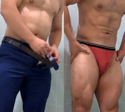 ゲイ動画　筋肉青年がトイレでオナニー射精を見せてくれたの画像
