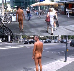 ゲイ動画　全裸で街中を歩く男性に周りの人々が…の画像