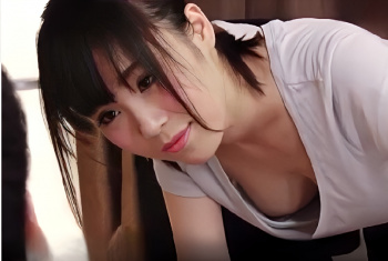 【北川ゆず】胸チラがエロ過ぎるマッサージのお姉さん　スレンダーなカラダで激しく腰を振りながらイキまくる！！の画像