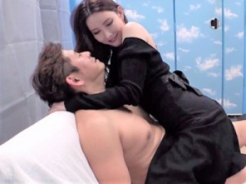 【マジックミラー便】主人以外の男とベロチュー素股する妖艶な人妻！三十路おマンチョを巨根ガン突きされる！の画像