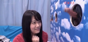 【カップルがミラー号の餌食に】「彼氏のちんぽをあてて？！」彼女は彼氏のおチンポあてゲームに失敗、他人棒でイキまくる。の画像