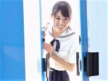 【ミラー号】「どうやって触ったらいいんだろ//」透明感抜群の制服女の子！大人の男根で処女喪失エッチ【素人ナンパ】の画像
