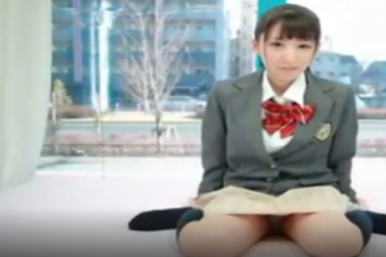 【マジミラ号】黒髪貧乳童顔の新人女優が車外に野次馬多数のマジックミラー便で全裸ニーハイでWフェラしてちんぽ二本顔面射精抜きの画像