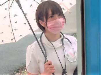 【マジックミラー便】「急に出ちゃった//」尻穴Vスポット攻めに潮吹き！G乳ボディのナースが生チン挿入される【素人ナンパ】の画像