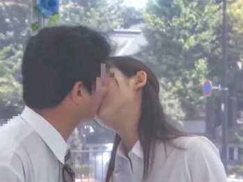 【素人ナンパ×マジックミラー便】おじさん上司の美人部下の本気交尾！バレたらクビなんてお構いなしで制御不能な中出しエッチでイキ狂う！の画像