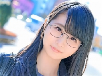 【ミラー号】「中に出さないなら生でも大丈旦那…」18歳の眼鏡JK！彼氏持ちの制服娘が生チン挿入を受け入れる！【素人ナンパ】の画像