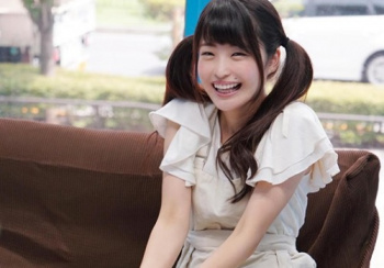 【シロウトナンパｘ潮娘】「ひぃ♡ごめんなさいぃ♡」保育士目指してる微ブスなツインテール女の子に質問中に突然ハメて大量イキ潮！の画像