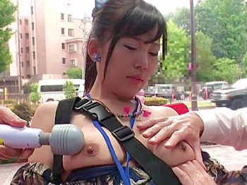 〈マジックミラー号〉撮影の準備してた女性スタッフがエロ撮影に巻き込まれて生でガンガン突かれてマジで感じまくっちゃうの画像