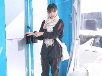 【マジックミラー号】「これで良くなるんですか？//」部活終わりに声を掛けられたスポーツ女の子！乗車したマジミラ便の中で膣内洗浄の画像