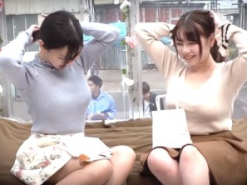 【マジックミラー号】Wカップル！外で彼氏が待っているのにおっぱい大きい2人のJDがぬるぬる二輪車ソープ体験！【一般人ナンパ】の画像