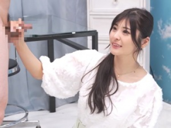 【ミラー号】「んっんっ//」お淑やかな美女がオチンコを握る！ブラジャーをずらされたおアネちゃんさんのデカぱいが顕に！の画像