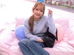 【ミラー号】19歳のぎゃる！箱の中に顔を入れて何されても耐える企画にポニーテール女の子が挑戦！【素人ナンパ】の画像