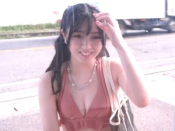 【マジミラ号】「恥ずかしい//」ビキニが似合う20歳女の子！素人女の子が1センチ1万円のディルドチャレンジ！【素人ナンパ】の画像