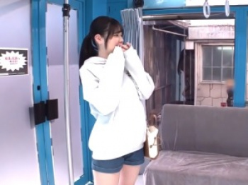 【マジミラ号】ハタチのショーパン娘がマジミラ号の中でチカン体験！男根挿入からパコられる！【シロウトナンパ】の画像