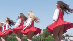 【バトンダンス】パンチラ_ヨーロッパの美人バトンチーム、メルヘンなスカート中はお尻丸見えTバック！ beautiful women baton dance Upskirt T-backの画像