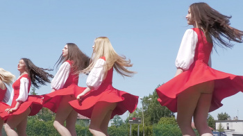 【バトンダンス】パンチラ_ヨーロッパの美人バトンチーム、メルヘンなスカート中はお尻丸見えTバック! beautiful women baton dance Upskirt T-backの画像