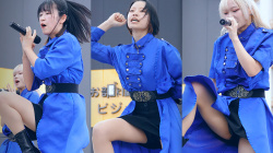 【アイドル】パンチラ_キミだけの花言葉、ブルーの衣装がカッコイイ野外イベントでのパフォーマンス！ Japanese cute young girls Idol group Live Upskirtの画像