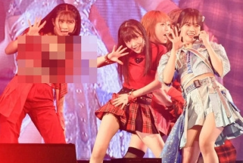 【エロ画像】HKT48の研究生である井澤美優がライブ中におっぱいを放り出してしまう・・・ の画像