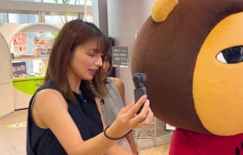 【エロ画像】清水麻椰アナ　ノースリーブからブラ紐 ＆ 脇全開！！【GIF動画あり】 の画像