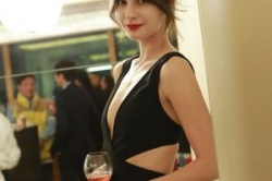 【エロ画像】モデルのマギーさん(31)、ちっぱいを大胆露出したドレス姿を披露ｗｗｗｗｗの画像
