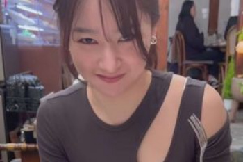 【エロ画像】桜井日奈子、片乳を放り出してしまう！ここまで来たら乳首出せよｗｗｗｗｗｗｗの画像