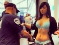 【エロ画像】アメリカの警察官が ”身体検査” と称して女性の身体を触りまくる･･･ の画像