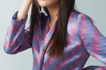 【エロ画像】YOASOBIのikuraちゃん、モデルデビューでお乳を隠してしまうｗｗｗｗの画像