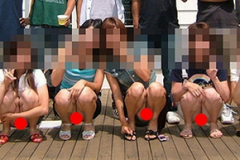 【集合写真パンチラエロ画像144枚】結婚式や修学旅行でパンモロJDの股間フェロモンフル勃起【永久保存版】の画像