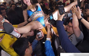【エロ動画】コミケのオタクに美女がダイブｗｗｗｗｗｗ裸でダイブすると・・・の画像