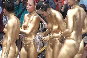 【金粉ショーエロ画像34枚】ヌードな裸祭りで抜くおっぱいトップレスな乳首無修正まんこスケベ目線in名古屋SP【永久保存版】の画像