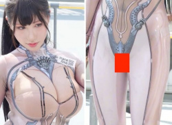 【エロ画像】日本のコミケに参加した「神乳すぎる海外レイヤー」、マ○コの割れ目までアップで撮られる…の画像
