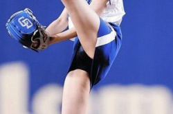 【エロ画像】岡田紗佳さん(31)、超ミニスカでパンモロ始球式wwwwの画像