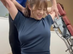 【エロ画像】YouTubeのノーブラおっぱい整体。施術中に乳首が勃ってしまい100万再生ｗｗｗの画像