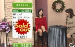 【エロ画像】【放送事故】ブラ丸見えの谷間チラは当たり前！マ〇コまで晒す通販番組が存在していたｗｗの画像