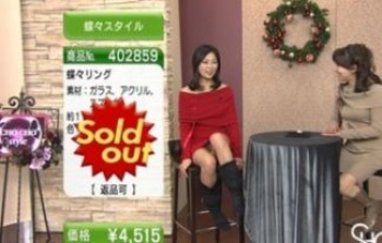 【エロ画像】【放送事故】ブラ丸見えの谷間チラは当たり前！マ〇コまで晒す通販番組が存在していたｗｗの画像