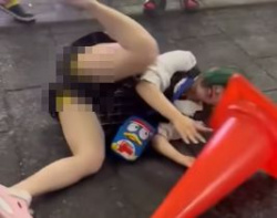 【エロ画像】地雷系トー横キッズ、路上ではしゃいでパンツを見せてしまうの画像