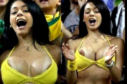 【サッカーエロ画像１０３枚】サポーターがおっぱい乳首ポロリでガン見せ巨乳ワールドカップ美女熱狂露出ｗｗＳＰ【永久保存版】の画像