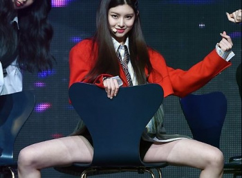 【EVERGLOWエロ画像８１枚】パンチラもおっぱいもサービスヌードして乳首も見えるダンス活発k-popでイロンも爆裂可愛い抜ける【永久保存版】の画像