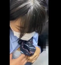 ◇痴漢ｘJK◇制服JKが満員電車で見知らぬオジサンに痴漢＆パンチラ盗撮される一部始終の画像