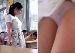 中国の小学生が授業中に美人先生のスカートの中を盗撮の画像