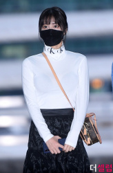 ブラジャー透けさせながら出国してるTWICEモモの画像